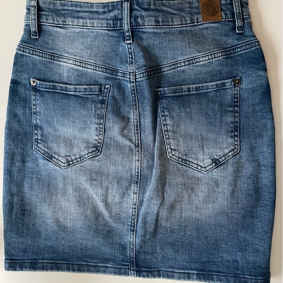 Jean skirt with pearl details - Picture 2 of 3